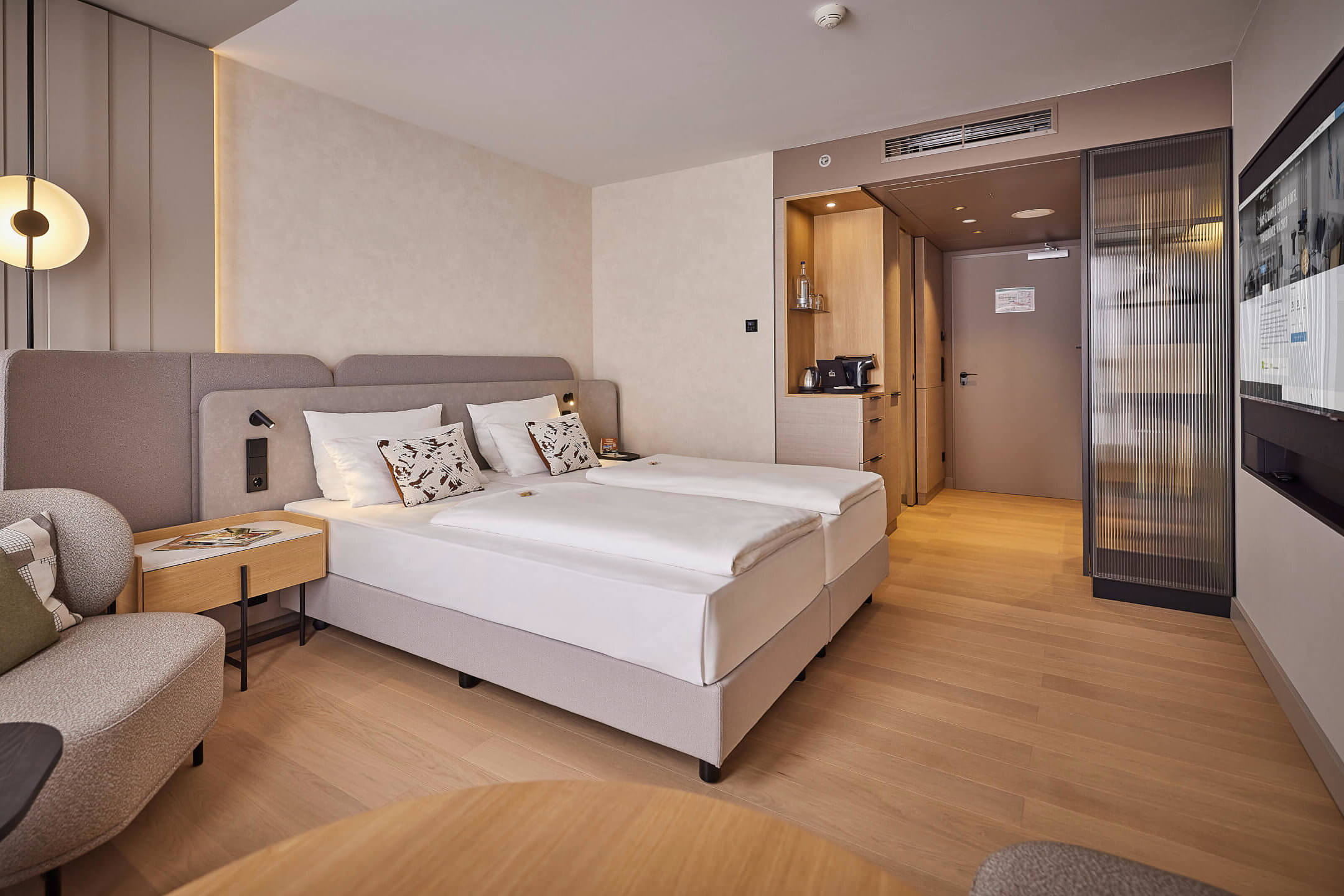 atlantic-hotel-frankfurt-zimmer-blick-zur-tuer
